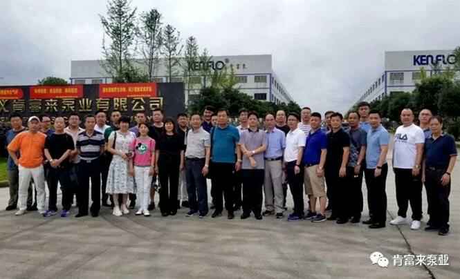 与会人员在遵义IM官方版网站登录入口-IM(中国)有限公司大门口合影留念